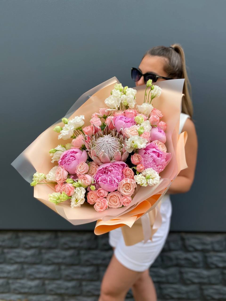 волжский осенний сборный букет из хризантем с ягодными ветвями для самарского дома