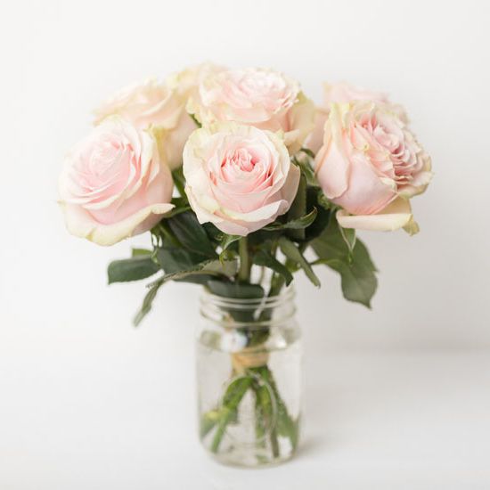 авторский садовый самарский букет с розами эустомой и декоративной зеленью на фоне волжской набережной