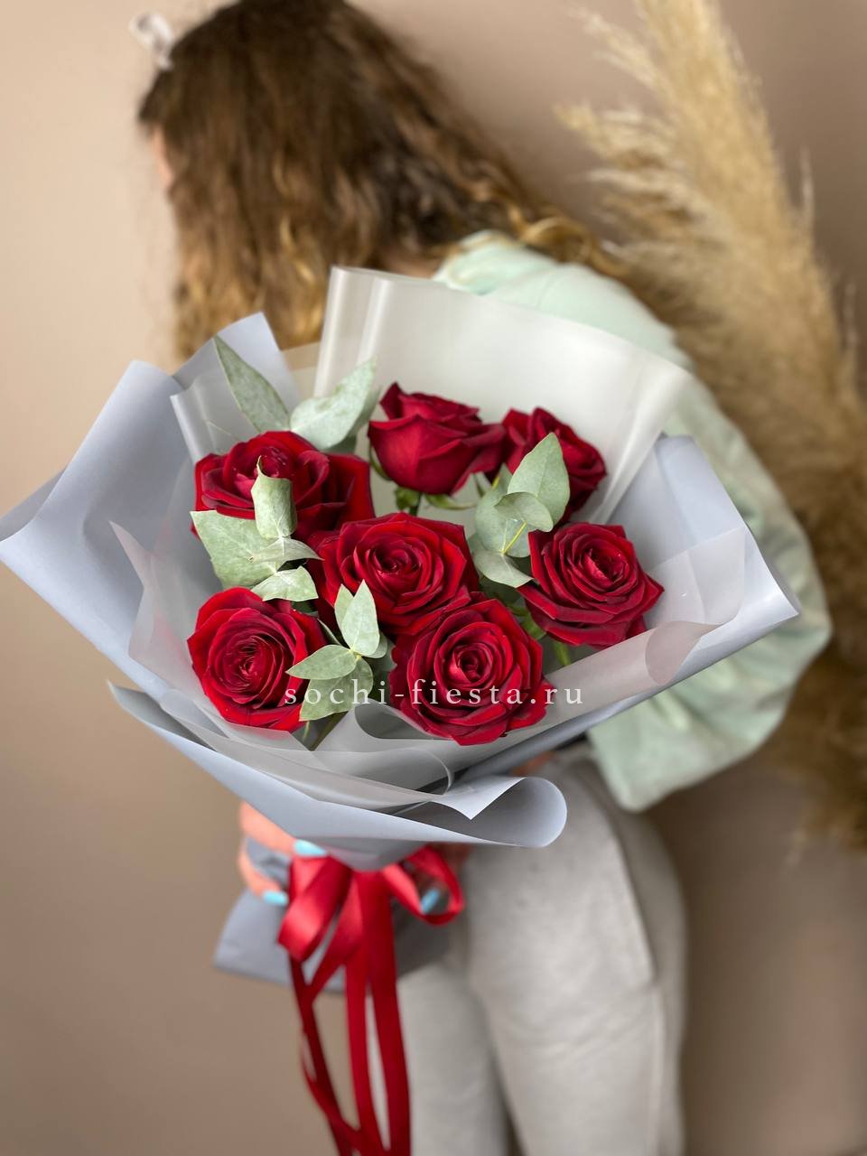 весенняя витрина самарской флористической студии с тюльпанами и пионами