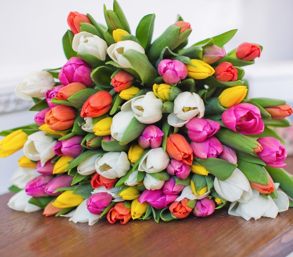 корпоративная композиция с розами и эустомой для нефтяной компании