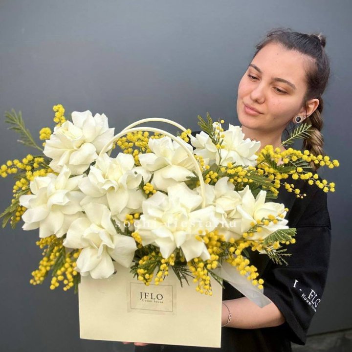 Французские Розы и мимоза  в сумочке  в Самаре