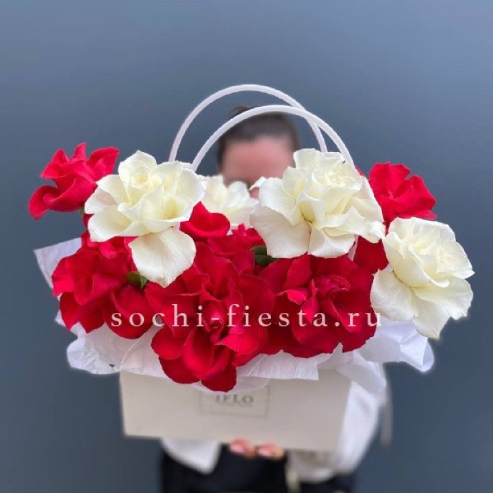 Сумочка  красных и белых роз в Самаре