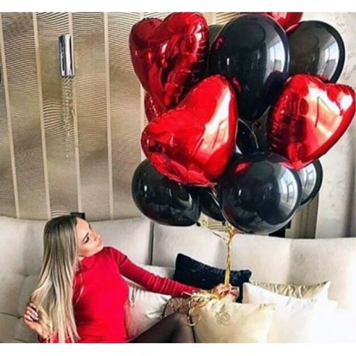 Фонтан из красных сердец с чёрными шарами  в Самаре