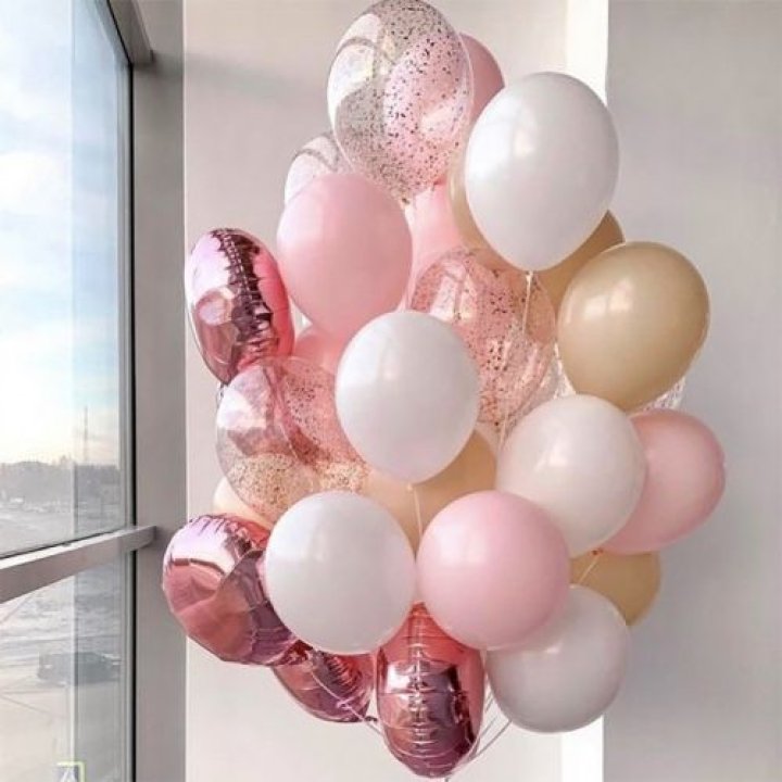 Фонтан шаров розового и белого цветов в Самаре