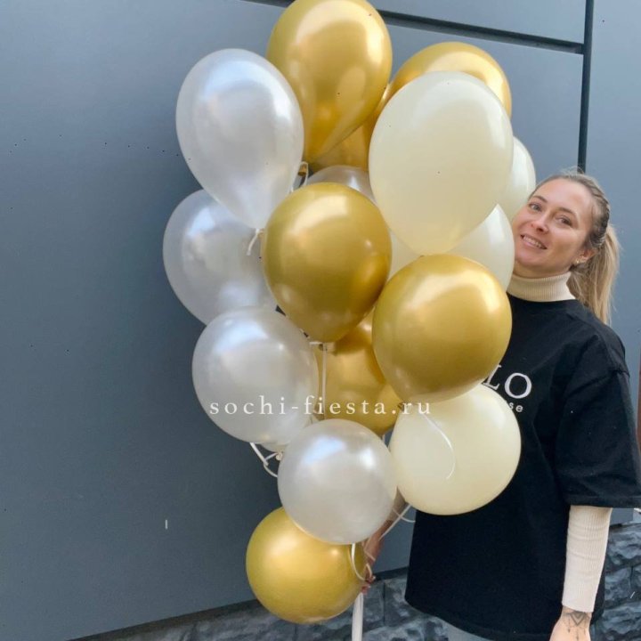 Облако шаров из белого и золотого оттенков в Самаре