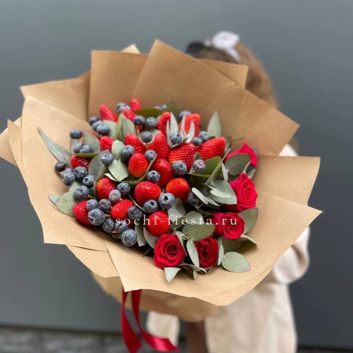 Клубника и голубика с цветами в Самаре