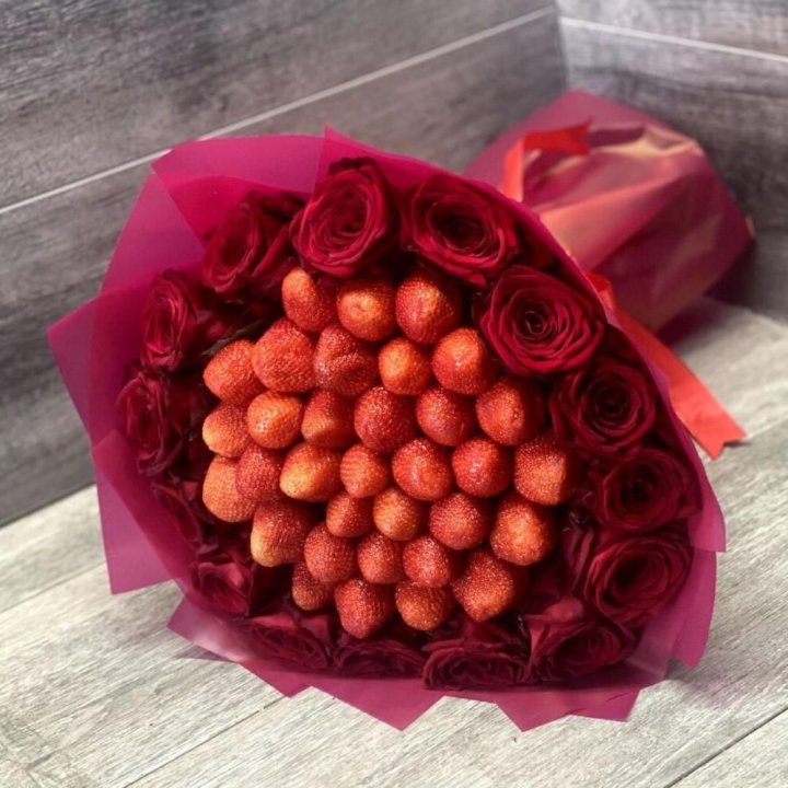 Клубничный букет с розами в Самаре