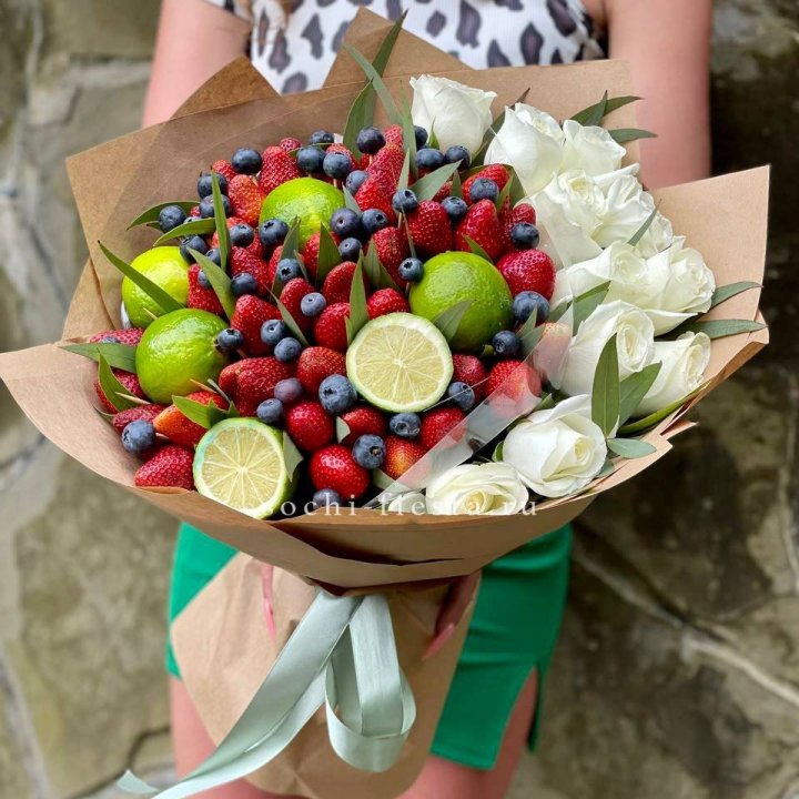 Ягодно-цитрусовый букет с розами в Самаре