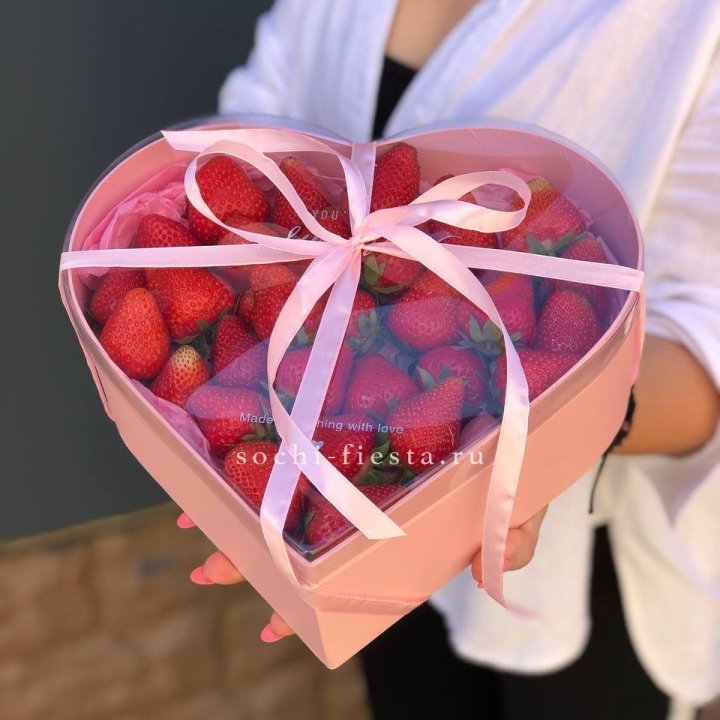 Коробочка сердце  с клубникой в Самаре