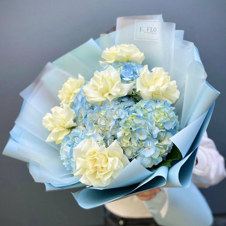  Букет из голубых гортензий и роз  в Самаре