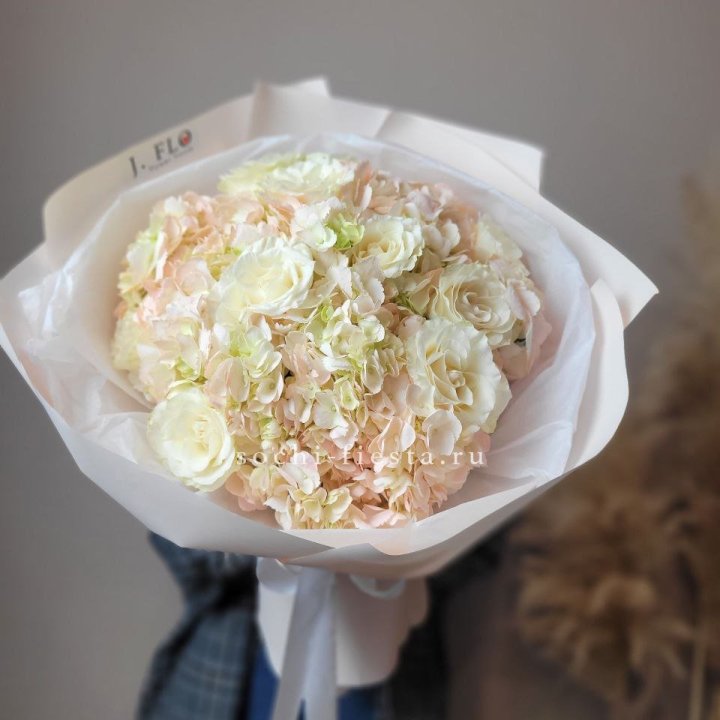  Букет гортензии и роз  в Самаре