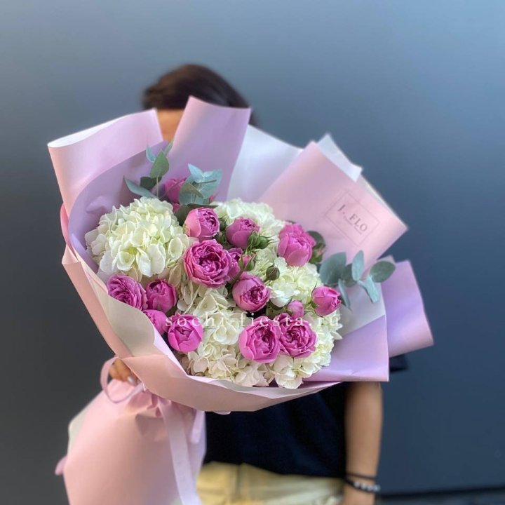 Букет белых гортензий и пионовидных роз  в Самаре