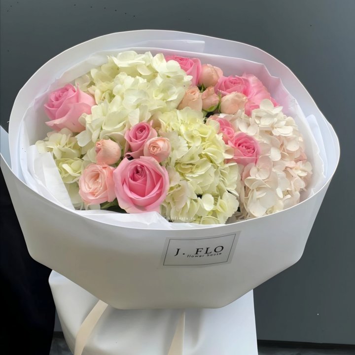  Букет гортензии и роз  "Тиамо" в Самаре