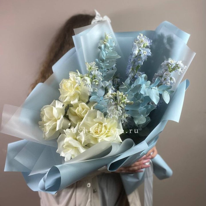 Букет из белых французских роз и дельфиниума в Самаре