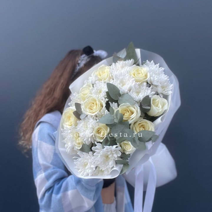 Букет белых роз с хризантемой  в Самаре