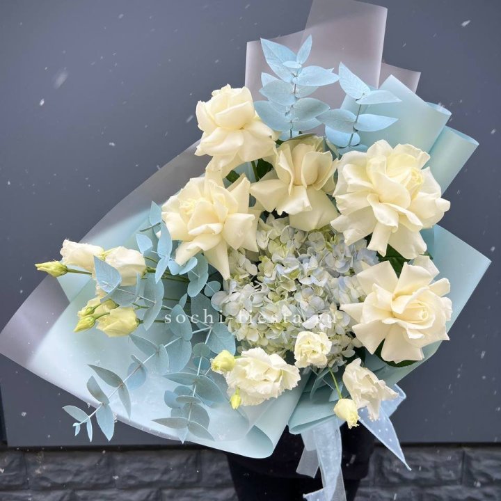 Букет с гортензией и белыми французскими розами в Самаре