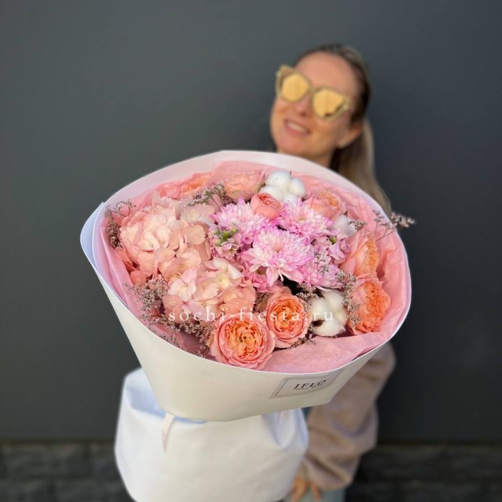 Букет гортензии и кустовых роз  в Самаре