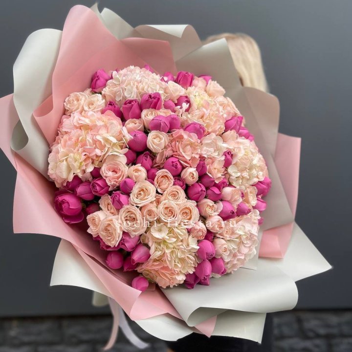 Букет кустовые розы и гортензия в Самаре