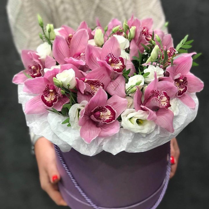 Орхидея и эустома в шляпной коробке в Самаре