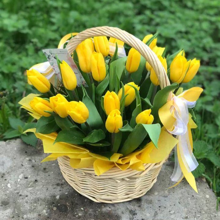 25 желтых тюльпанов в корзине в Самаре