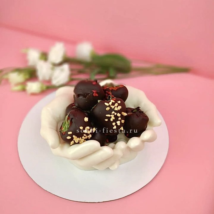 Клубника в шоколаде на шоколадных ладонях  в Самаре