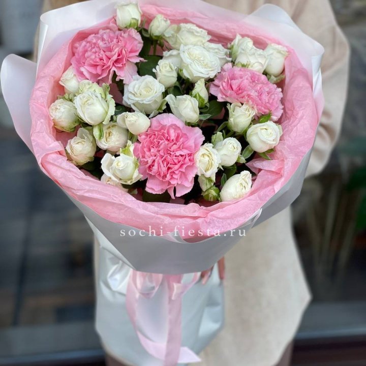 Букет розы с диантусами "Блэш" в Самаре