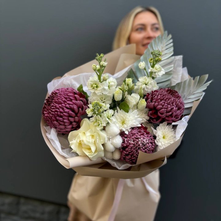 Хризантемы с маттиолой розами эустомой Чика в Самаре