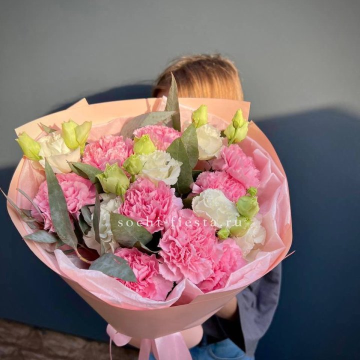 Букет гвоздик и  эустом "Сири" в Самаре