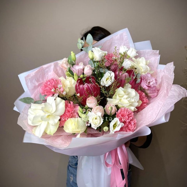 Букет с протеей, розами "Элеонора" в Самаре