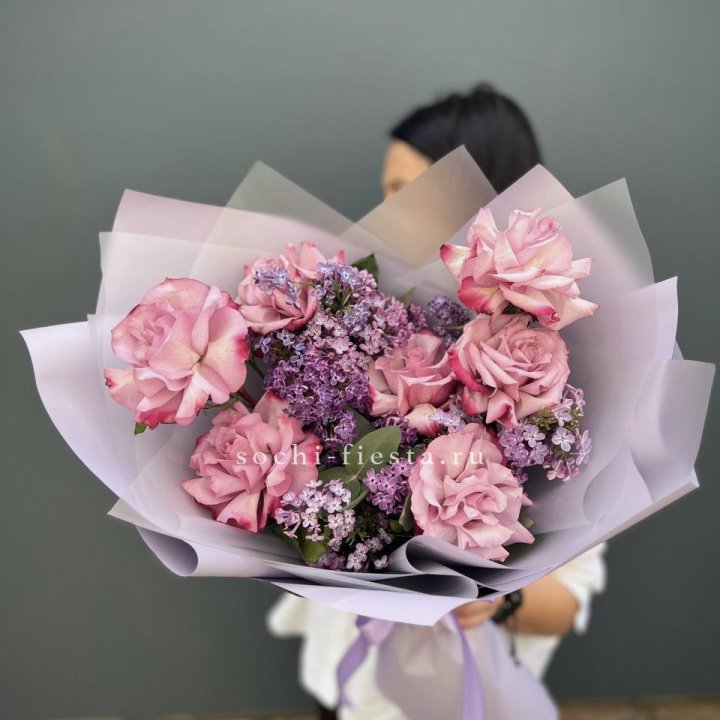 Букет из розовых роз и сирени в Самаре
