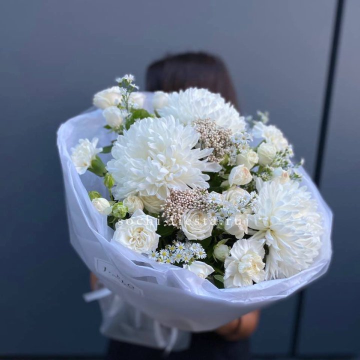 Букет хризантем и роз вайт шотс в Самаре