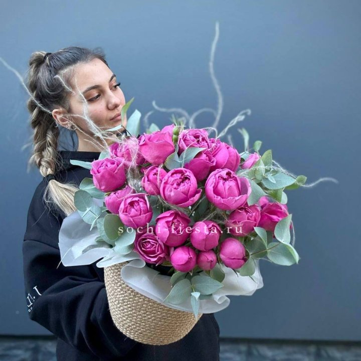 Пионовидные розы  в джутовом кашпо  в Самаре