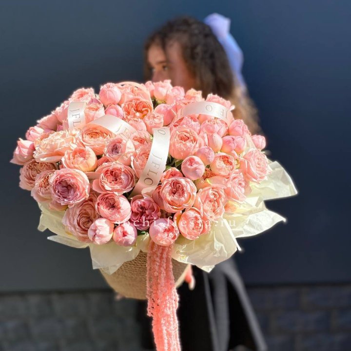 Кустовые розы Джульетта в джутовом кашпо в Самаре