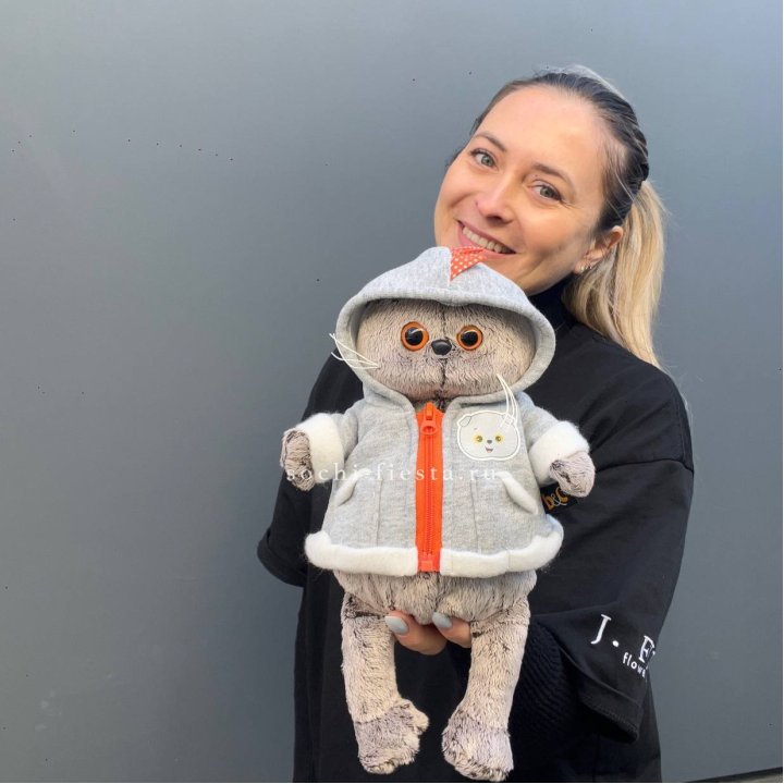 Кот Басик в толстовке в Самаре