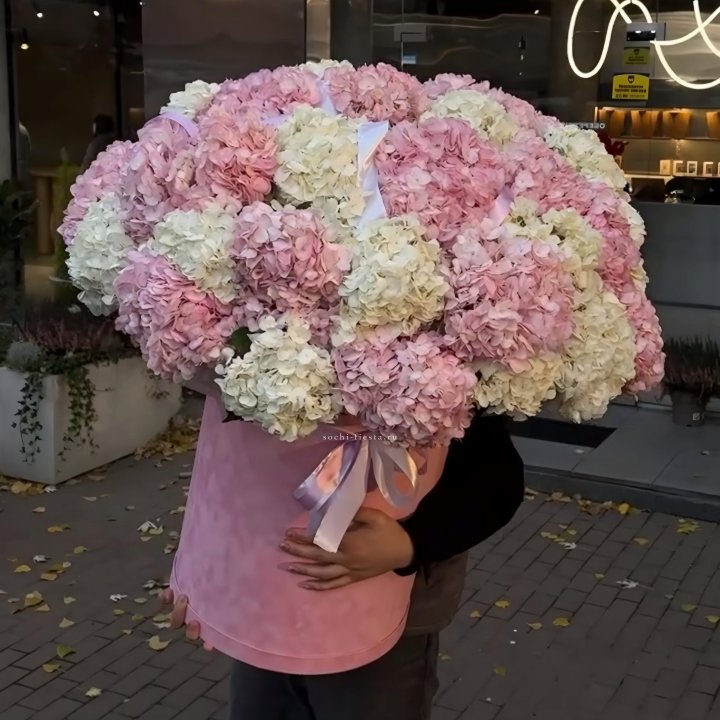Дизайнерский цилиндр с гортензиями  в Самаре