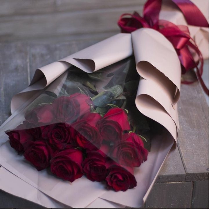 11 голландских роз в оформлении в Самаре