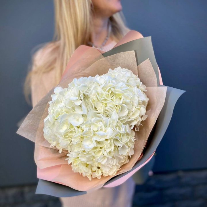 Букет из трёх белых гортензий в Самаре