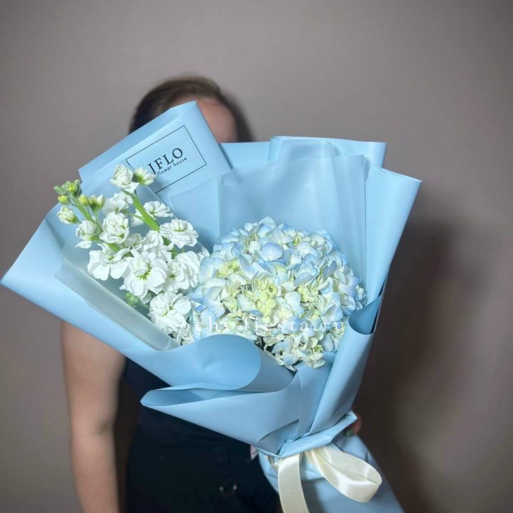 Гортензия голубая с маттиолой в Самаре