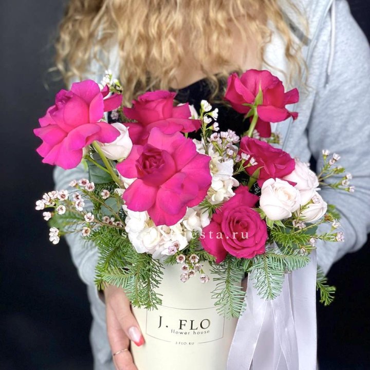 Новогодняя композиция в коробке пинк розе в Самаре