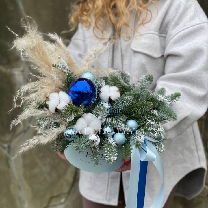 Новогодняя композиция в коробке блю в Самаре