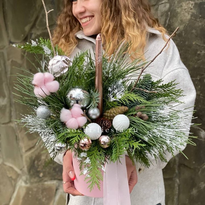 Новогодняя композиция в коробке пинк в Самаре