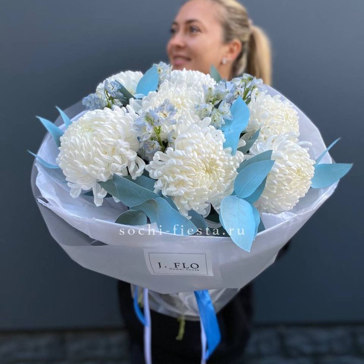 Букет хризантем Бигуди и дельфиниума  в Самаре