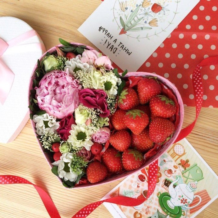 Бокс с клубникой и цветами в Самаре