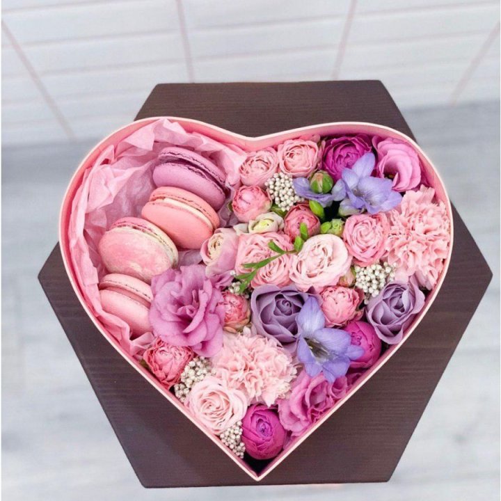 Бокс-сердце с макаронс  в Самаре