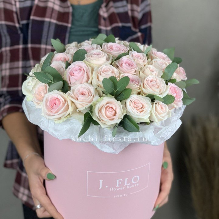 35 розовых роз в цилиндре в Самаре