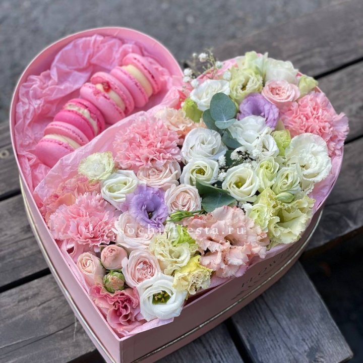 Бокс-сердце с макарон "Пинк" в Самаре