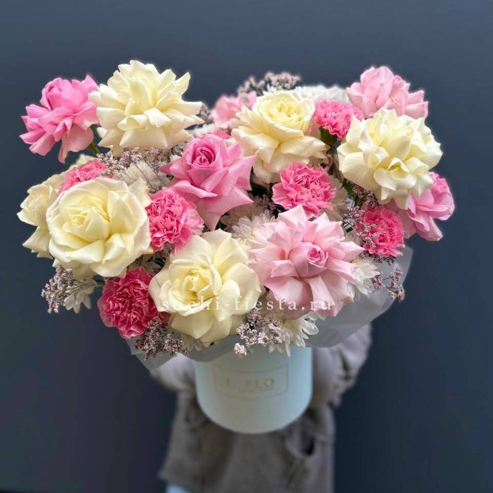 Коробка французских роз и диантусов "Бони" в Самаре