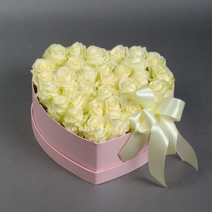 35 белых роз в коробке "Сердце" в Самаре