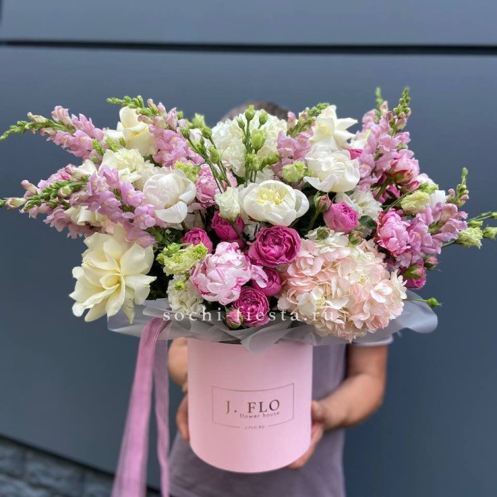 Дизайнерский цилиндр с пионами "Саманта" в Самаре