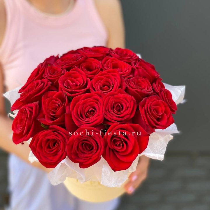 Красные розы в цилиндре в Самаре